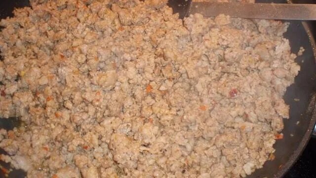 Мясной фарш гречка. Гречка с фаршем на сковороде. гречка с фаршем на сковороде просто и вкусно. гречка с фаршем и яйцом на сковороде. мороженный фарш для гречки.