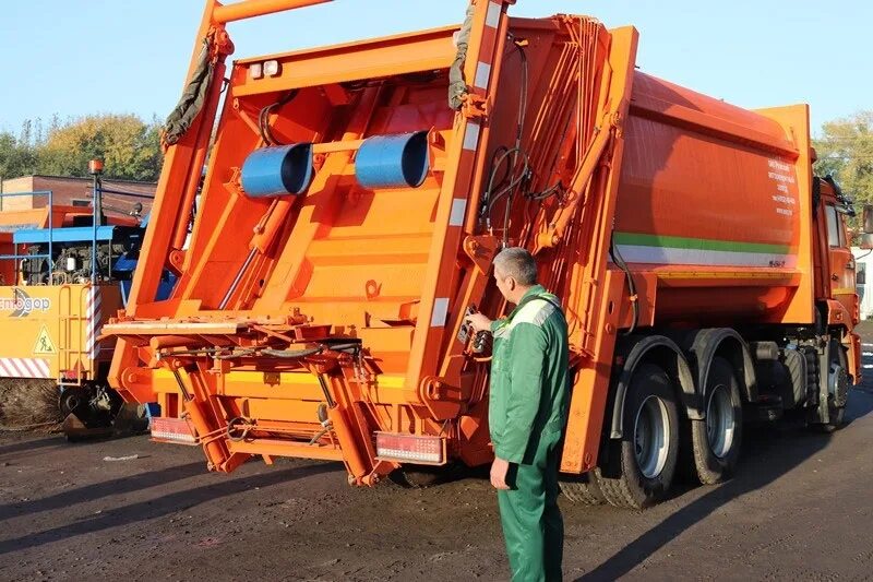 Водитель мусоровоза. Водитель мусоровоза КАМАЗ. Работник мусоровоза. Самосвал коммунальный.