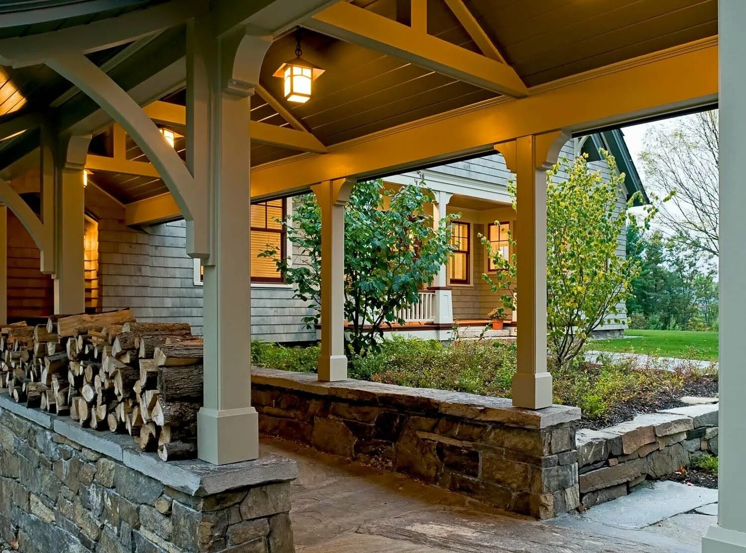 Фасад террасы. Веранда к каменному дому. Отделка столбов на террасе. Терраса в средиземноморском стиле. Веранда из камня.