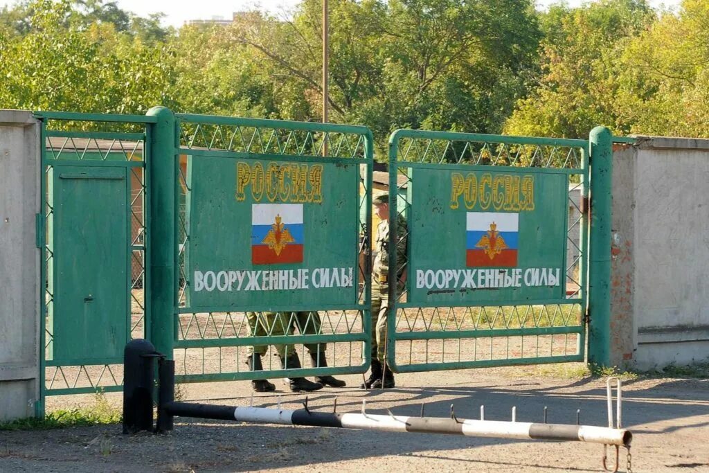 Пункт пропуска текст. КПП В армии. Контрольно-пропускной пункт воинской части. КПП дежурный воинская часть. Контрольно пропускной пункт в армии.