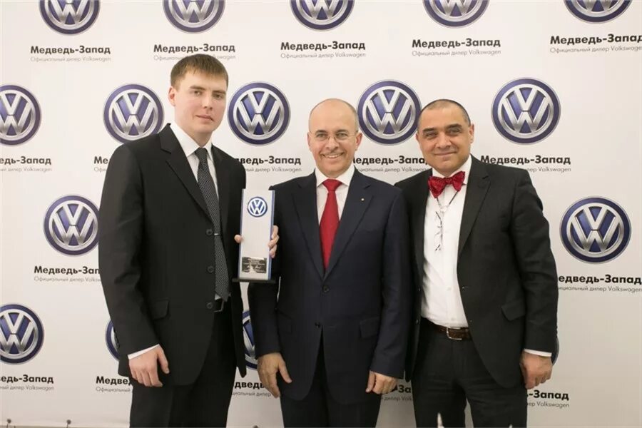 Volkswagen красноярск. Медведь Холдинг Красноярск. Медведь Запад Красноярск. Медведь Запад Фольксваген Красноярск. Медведь АТЦ Volkswagen Красноярск.