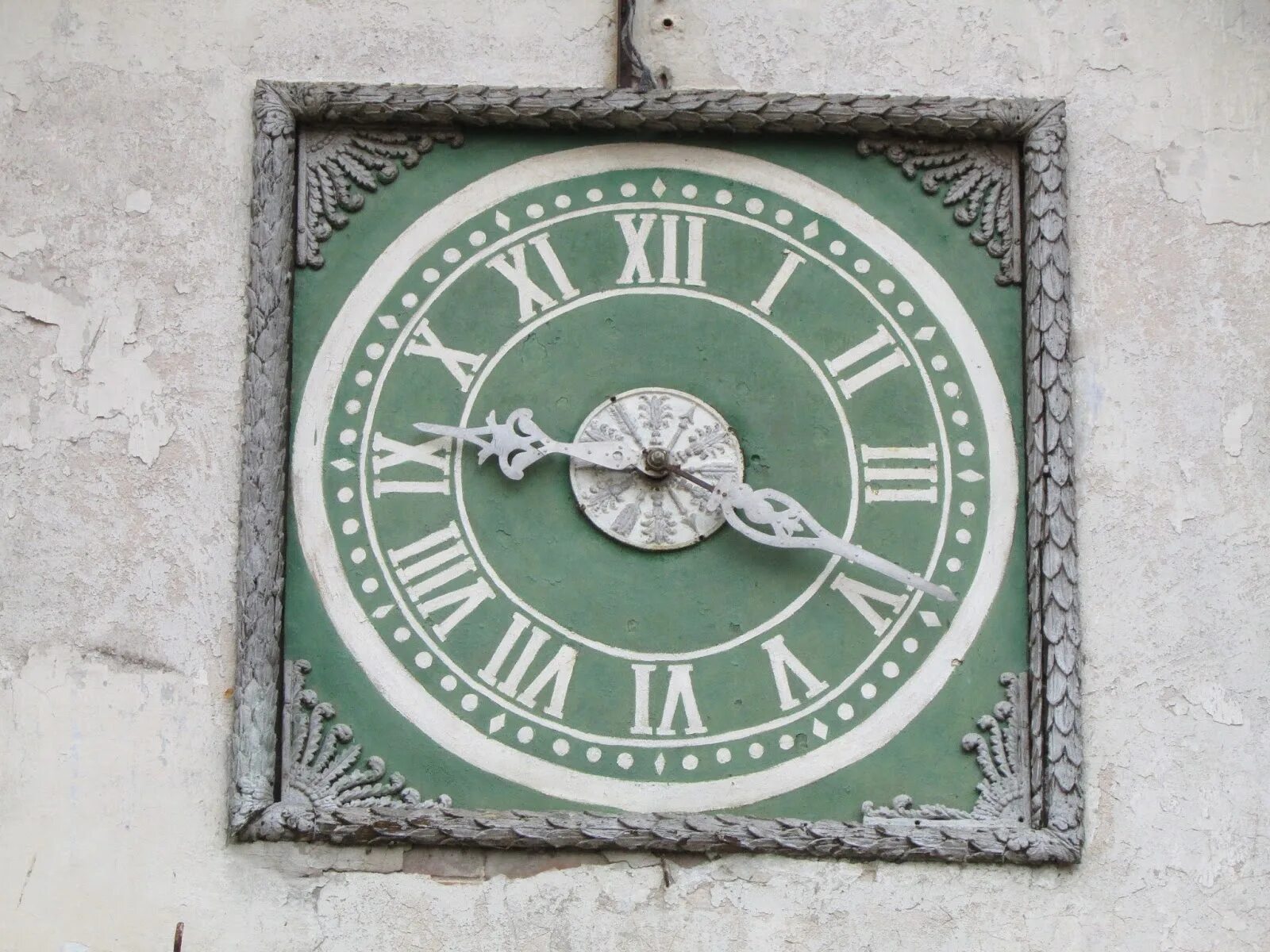 Славянский часы работы. Славянские часы. Часы славянские настенные. Часы 32 Куранта. Старинные механические курантовые часы.