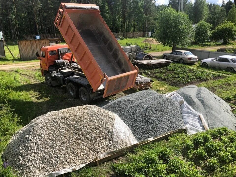 Сколько стоит куб песка с доставкой. КАМАЗ самосвал песок щебень. КАМАЗ С щебнем. КАМАЗ щебенка 15 т. Песок щебень отсев КАМАЗ.