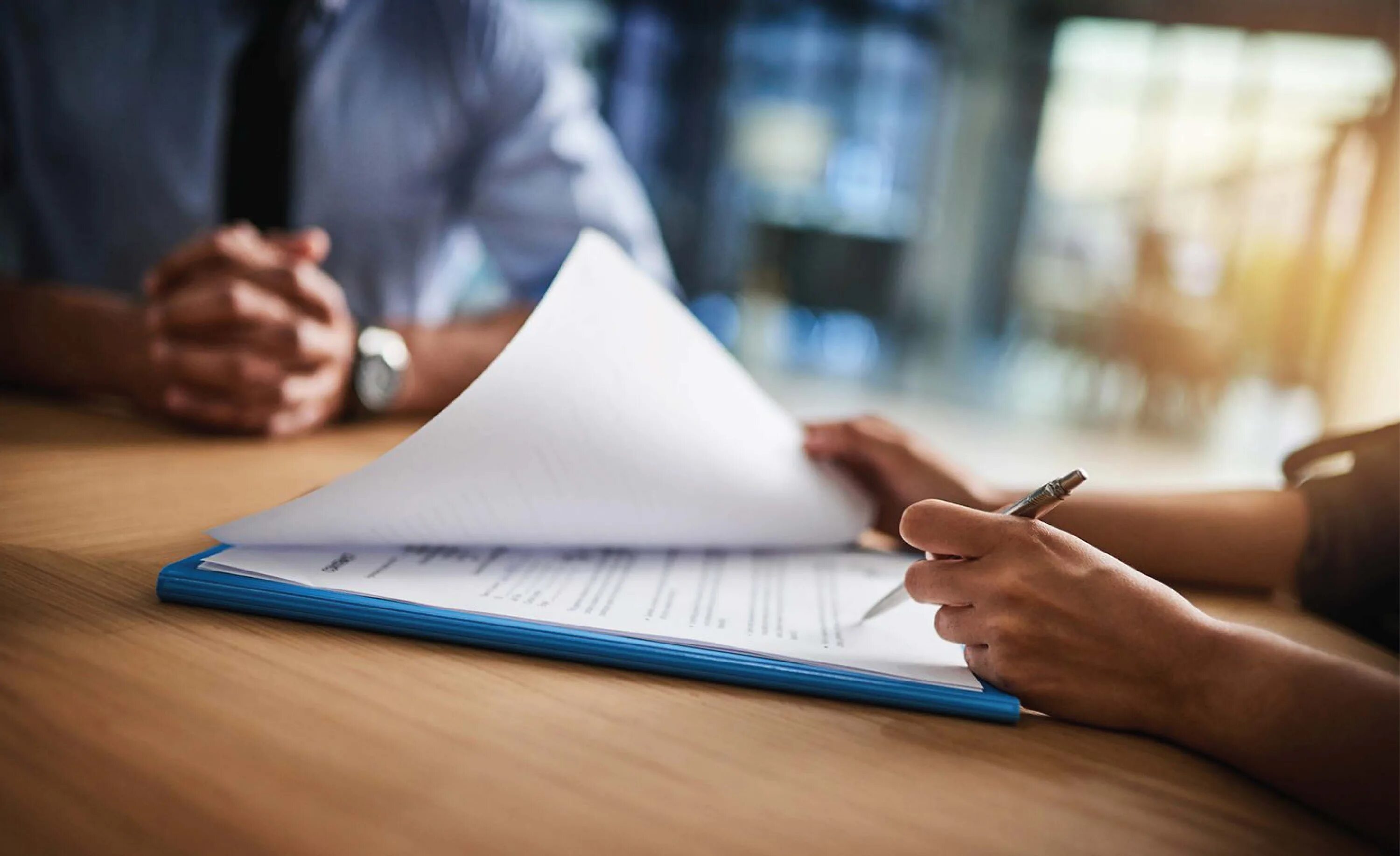 Дисграфия фото. Рука мужчины пишет. Человек читает документ. Фильтры поисковых систем. Рука пишет.