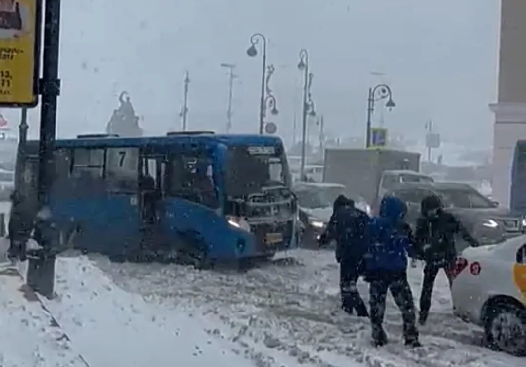 11 30 30 ноября. Климат Владивосток снежный Покров 2021. Затор на дороге. Что сейчас творится во Владивостоке. Владивосток 2021 погода.