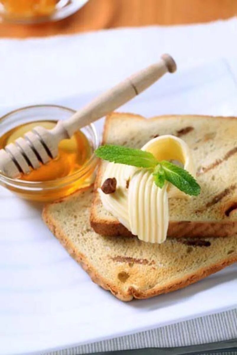 Honey toast. Тост с медом. Завтрак со сливочным маслом. Тост с маслом. Красивый бутерброд с маслом.