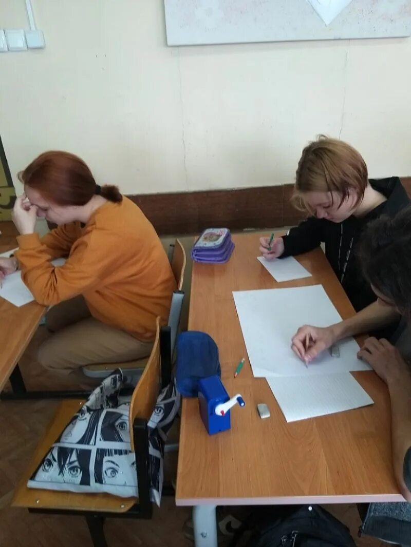Пятидневка или шестидневка. Шестидневка в колледже. Шестидневка в колледже. Триместры в школе. Уставшие школьники в классе.