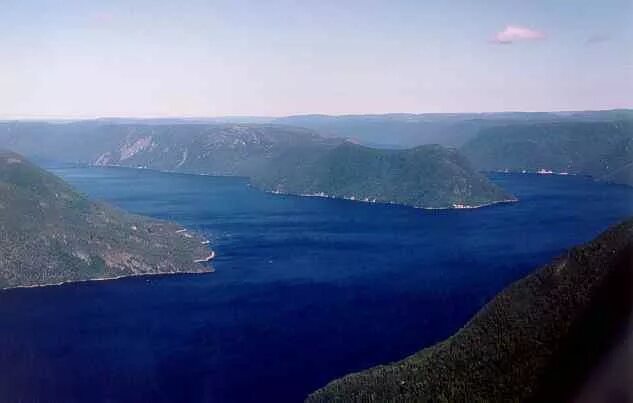 The world deepest lake is lake. Остров Гловер озеро Гранд.