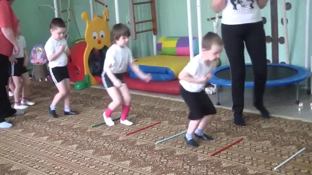Занятия по физо в младшей группе. Прыжки в детском саду. физкультура во второй младшей группе. подскоки в детском саду.