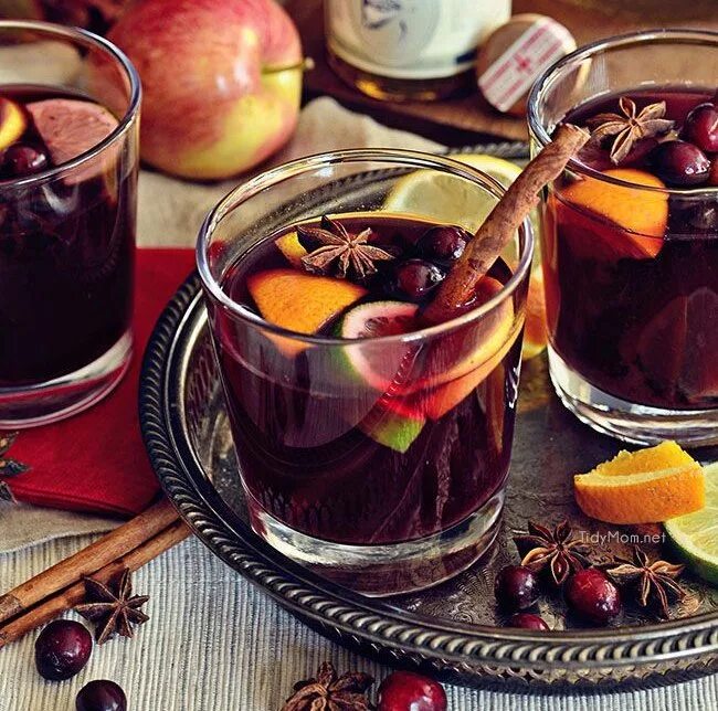 Сангрия глинтвейн. Напиток винный Gluhwein глинтвейн. Глинтвейн безалкогольный. Ягодный глинтвейн.