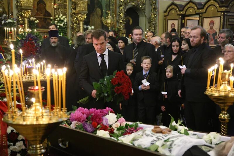 Солженицын похоронен. Отпевание Солженицына 2008.