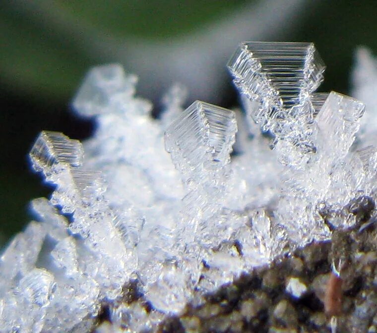 Кристаллы льда. Кристаллы льда формы. Ледяные кристаллы. Кристаллики снега. Снежинки.