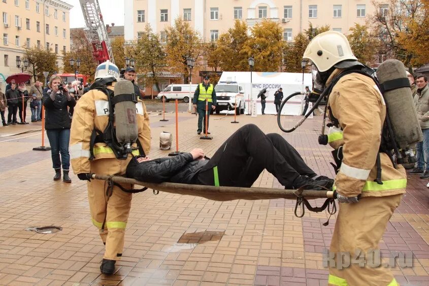 Выносить испытания. Носилки пожарные. Несут на носилках.