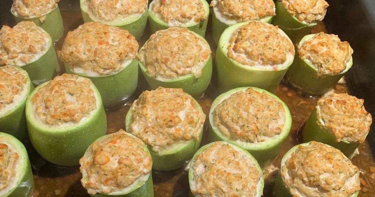 Фаршированные кабачки с фаршем запеченные в духовке. Сколько варится кабачок. Запечённые кабачки кружочками. Кабачки в духовке с фаршем и сыром. Кабачки в духовке сколько времени.