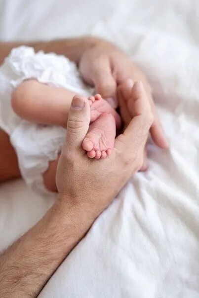 Песня папины руки мамино. Малыш на руках. Маленькие ручки ребенка. Маленький ребенок на руках. Девушка с малышом на руках.
