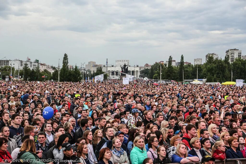 В городе 70000 жителей. Жители города Перми. Население Перми. Куча людей в городе. Люди в городе Россия.