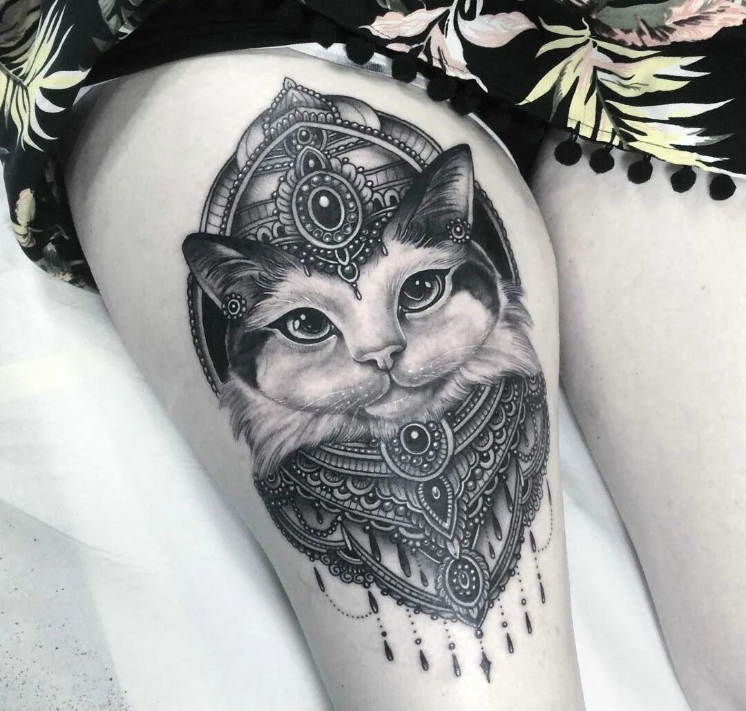 Tati cat. Тату кот. Тату в виде кошки. Тату кошки для девушек. Трехглазый кот тату.