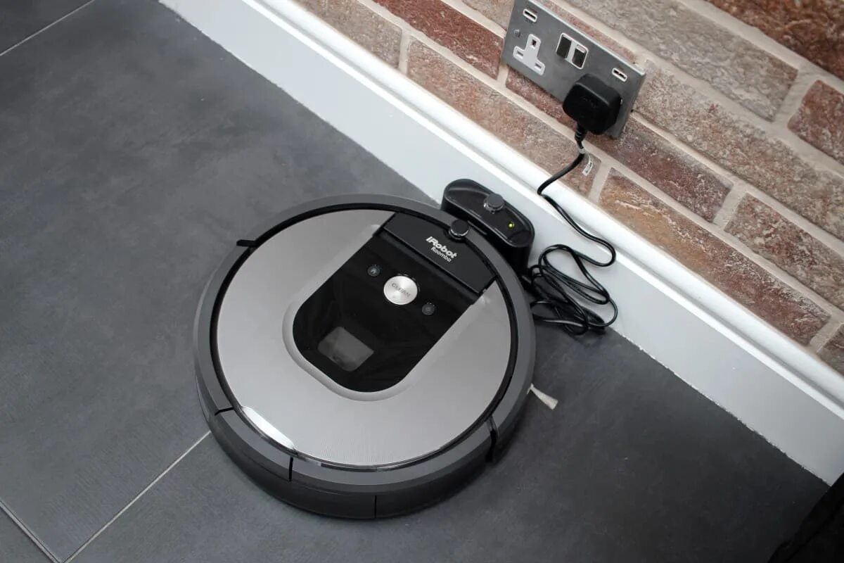 Робот-пылесос IROBOT Roomba 960. IROBOT Roomba 698 зарядное станция для пылесоса. Док станция для пылесоса IROBOT Roomba. IROBOT Roomba 750. Почему робот пылесос не на базе