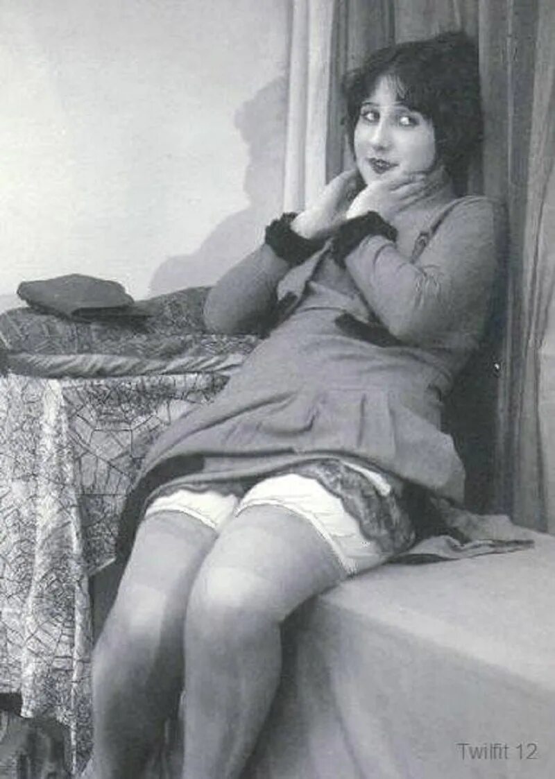 Голые советские женщины. Советские чулки на ногах. Ретро дамы в купальниках. Нина пономарёва-ромашкова ссср. Ракель уэлч в 1960-х.