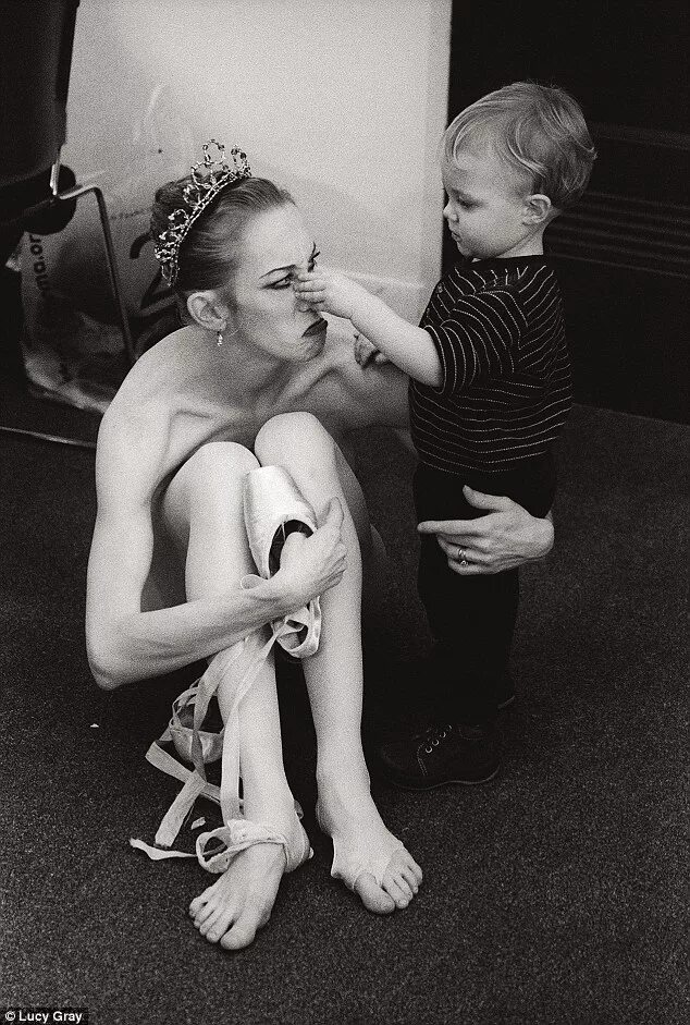 Фотосесси я и дочка балет. Ballerina mother. Балерина с дочерью. Мама танцовщицы. Мама и дочка балерины.