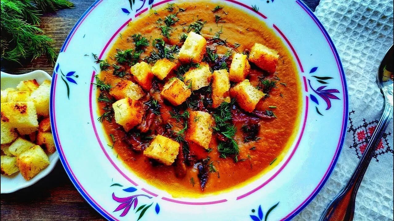 Грибной суп с тыквой. Суп из тыквы с курицей. Тыквенный суп с грибами. Суп пюре грибной и тыквенный. Тыквенное пюре с грибами.