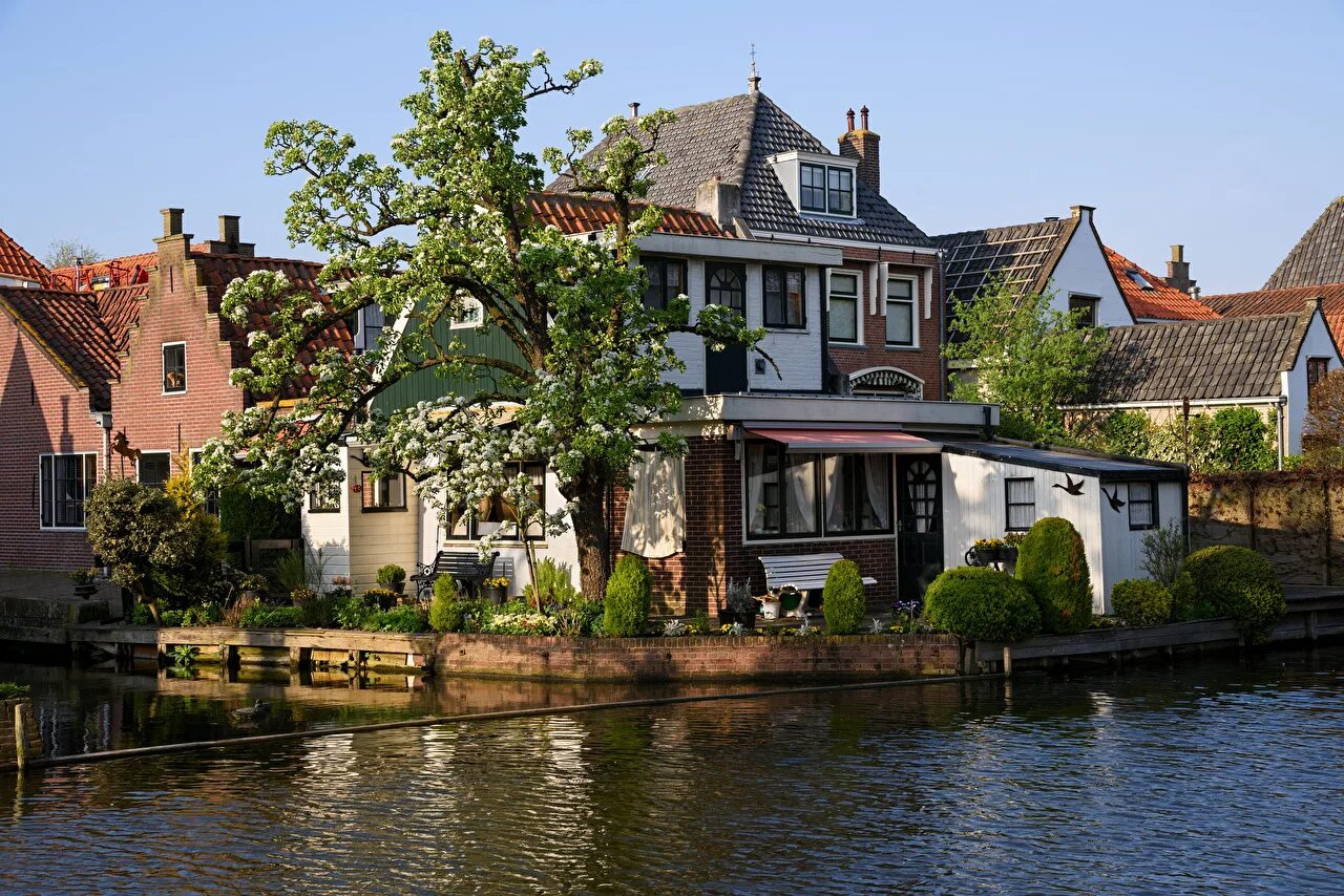 Улицы и дома на реке. Эдам город в Голландии. Гитхорн Нидерланды. Город Весп Нидерланды. Гревелинген Нидерланды.