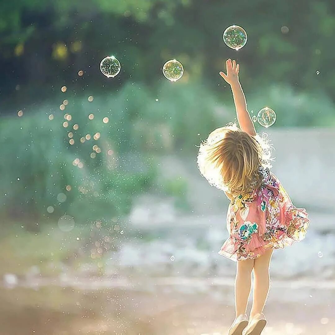 Радуйся мгновениям. Девушка с мыльными пузырями. Мелкие радости жизни. Прекрасные мгновения жизни. Дети радость жизни.