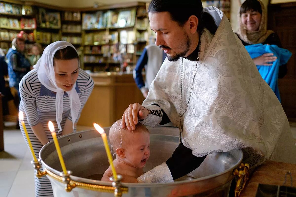 После крещения младенца. С крестинами Матвея. Крещение ребенка. Молдавские крестины. Таинства христианства фото.