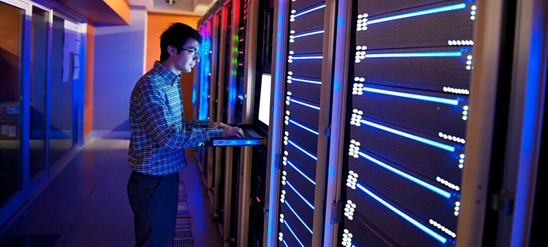 Системное администрирование и информационные технологии. Администрирование серверов. Девушки в серверной. Администрирование серверов. Обслуживание серверов.