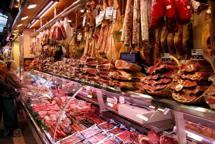 мясные изделия. магазин мясных деликатесов. магазин мясных деликатесов. магазин мясных деликатесов. мясной магазин в европе.