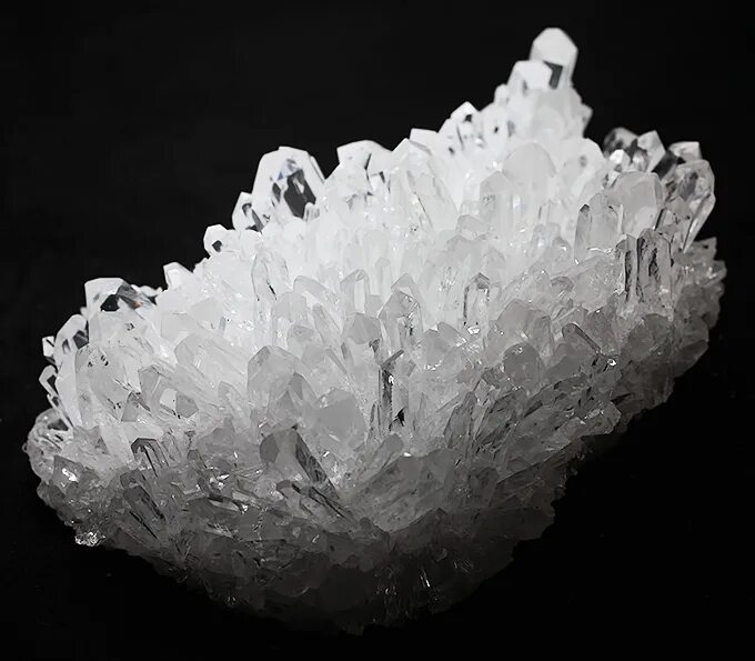 реальные кристаллы. реальный кристалл. горный кварц камень. монокристалл халькантита. реальные кристаллы.