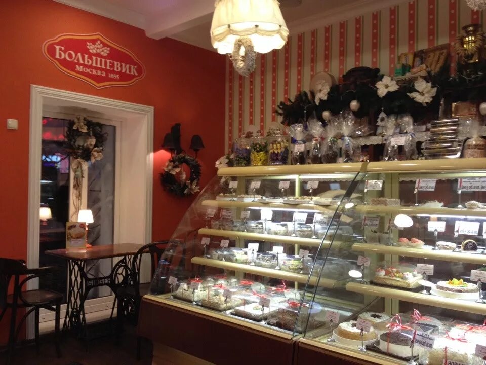 фирменный магазин большевик. большевик кондитерская фабрика на ленинградском проспекте. торты большевик фирменный магазин на ленинградском. магазин большевик внутри. большевик ленинградский проспект кондитерская.