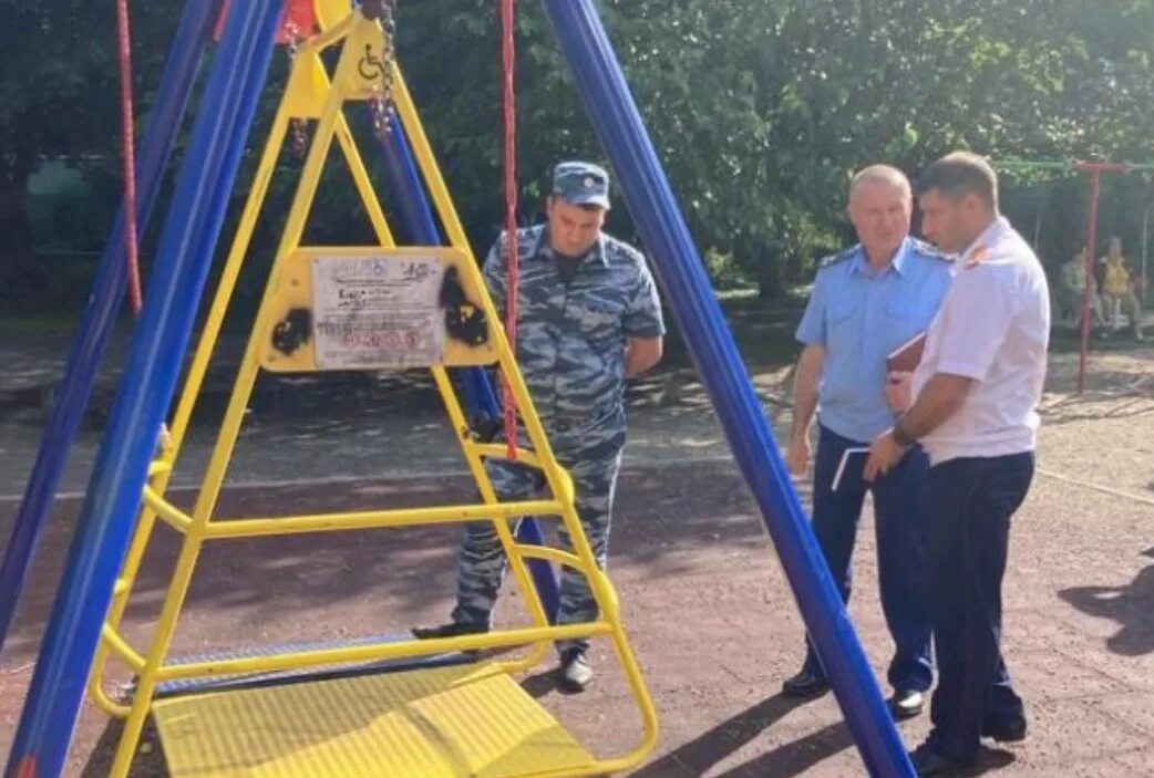 Сломанная детская площадка. Ребёнок спрыгивает с качелей. Площадка детская качели у храма. Качели сломались. Упала качель.