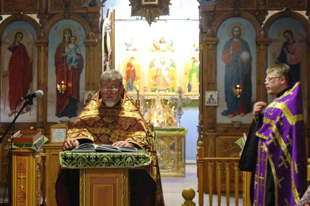 Евангелие 12 января. Г Бийск настоятель храм Казанской Божьей матери. Служба двенадцать Евангелий. Протоиерей Синицин Казанская икона Божией матери храм Торбеево. Алексино Церковь батюшка.