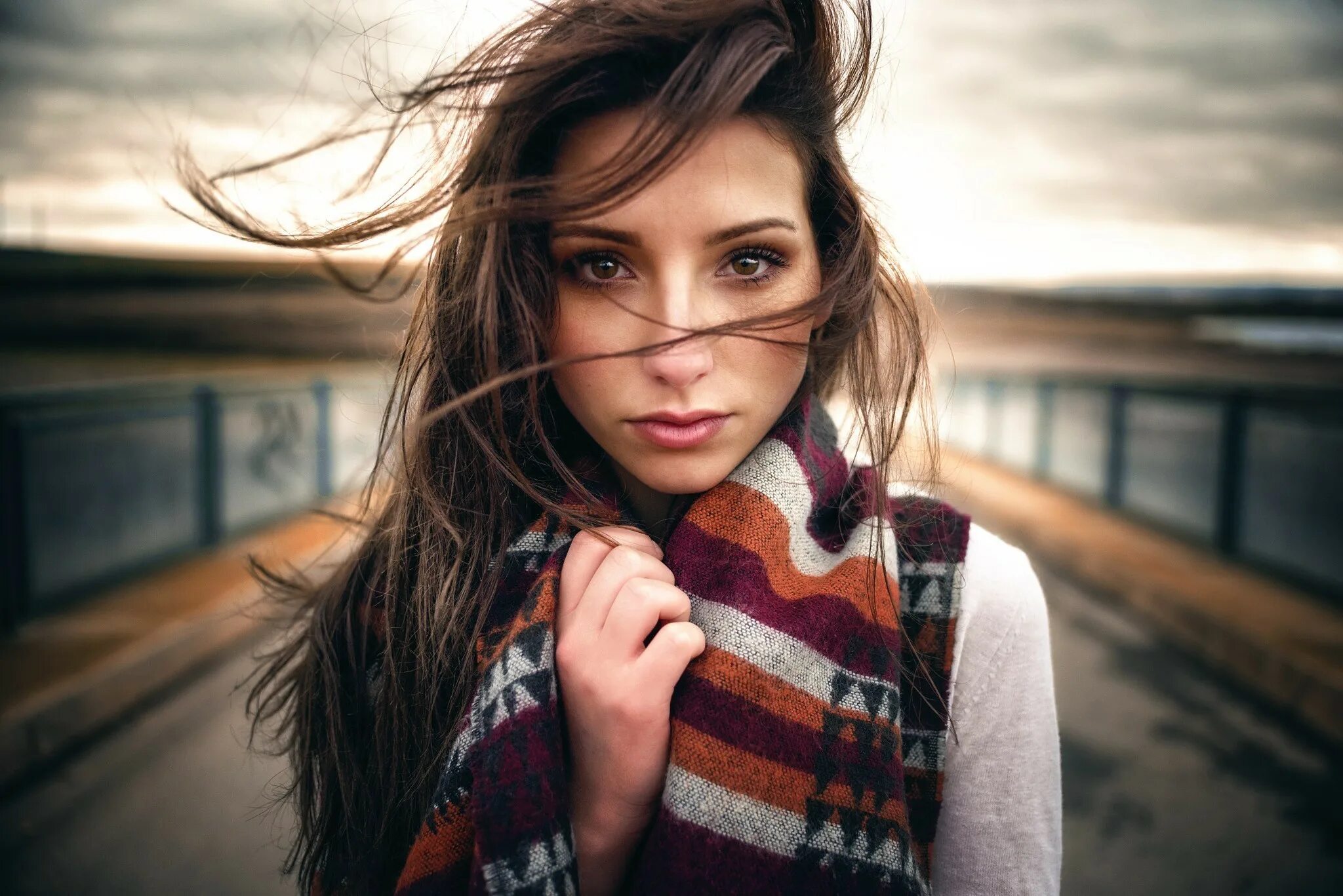 Лицо девушки смотрит в камеру. Лицо. Кристен стюарт белла. Photographer: денис дрожжин. Портрет девушки.