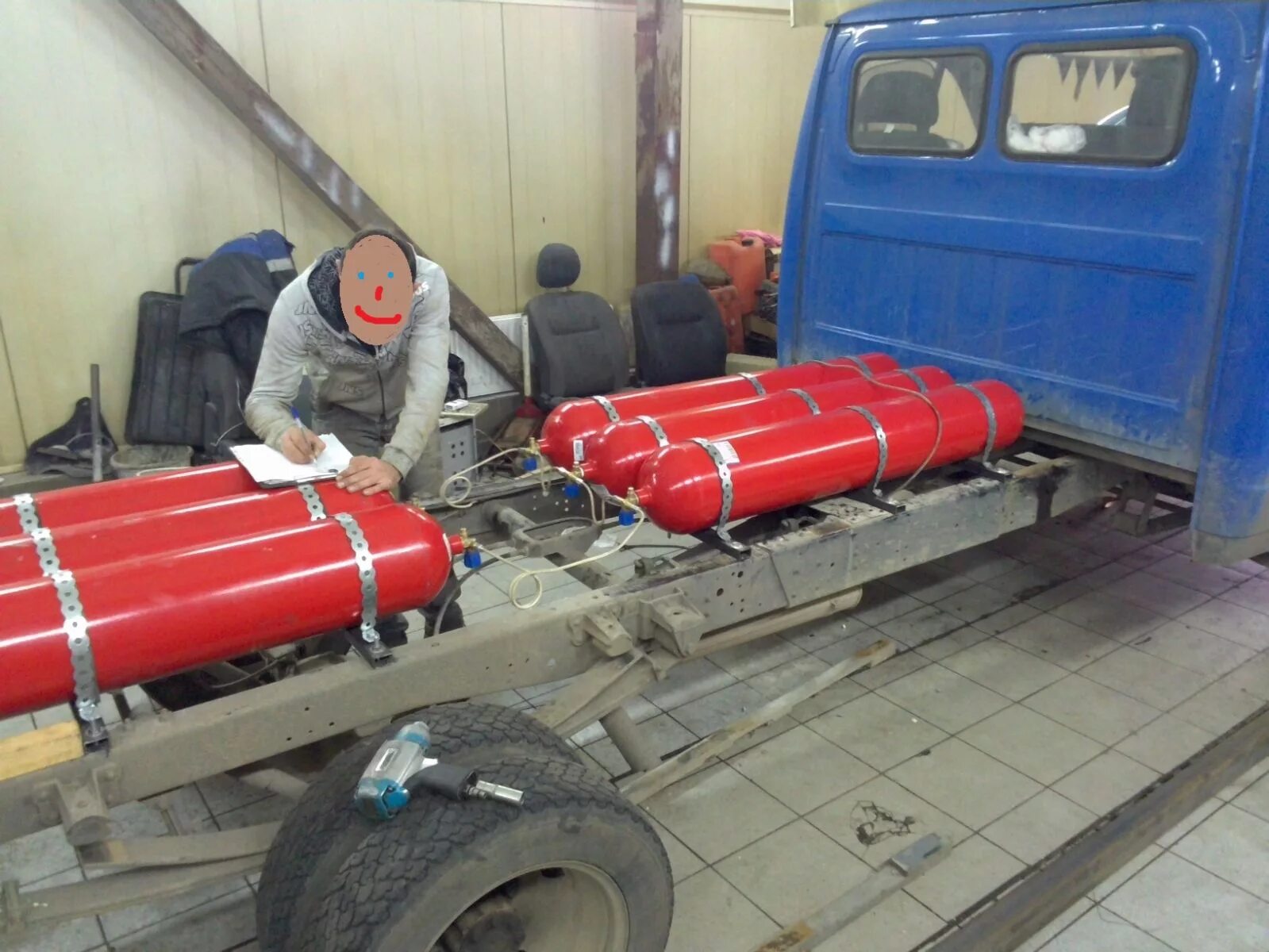 Можно перевозить газовый баллон в автомобиле. Газель 3 метра 7 баллонов метана. баллон метан соболь 4х4. газ 2705 метановые баллоны. баллоны метан на раму газ 3307.