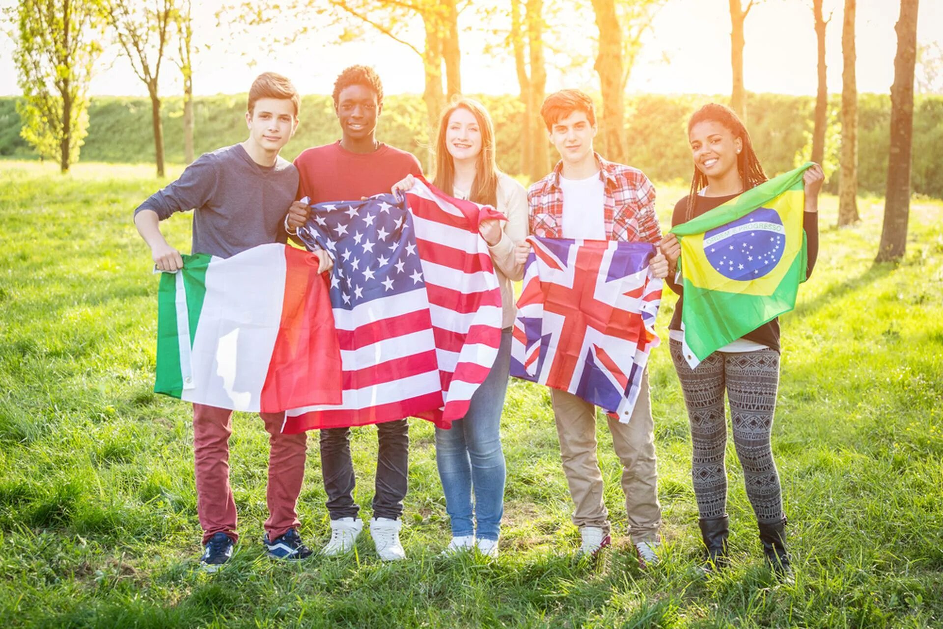 People from different countries. Люди с флагами своих стран. Люди с флагами других стран. Люди из разных стран с флагами. Фотосессия Дружба народов с флагами.