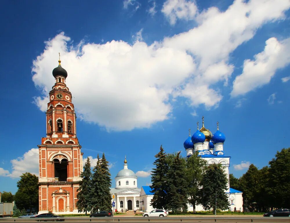 Бронницы михаила архангела. Собор архангела михаила города бронницы. Бронницы собор михаила архангела внутри. Собор архангела михаила города бронницы. Церковь успения пресвятой богородицы (бронницы).