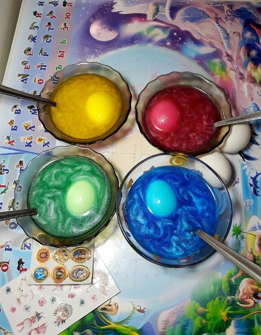 Можно ли покрасить яйца красителем. Краска для яиц. Краска для пасхальных яиц. Окрашивание яиц. Окрашивание яиц пищевыми красителями.