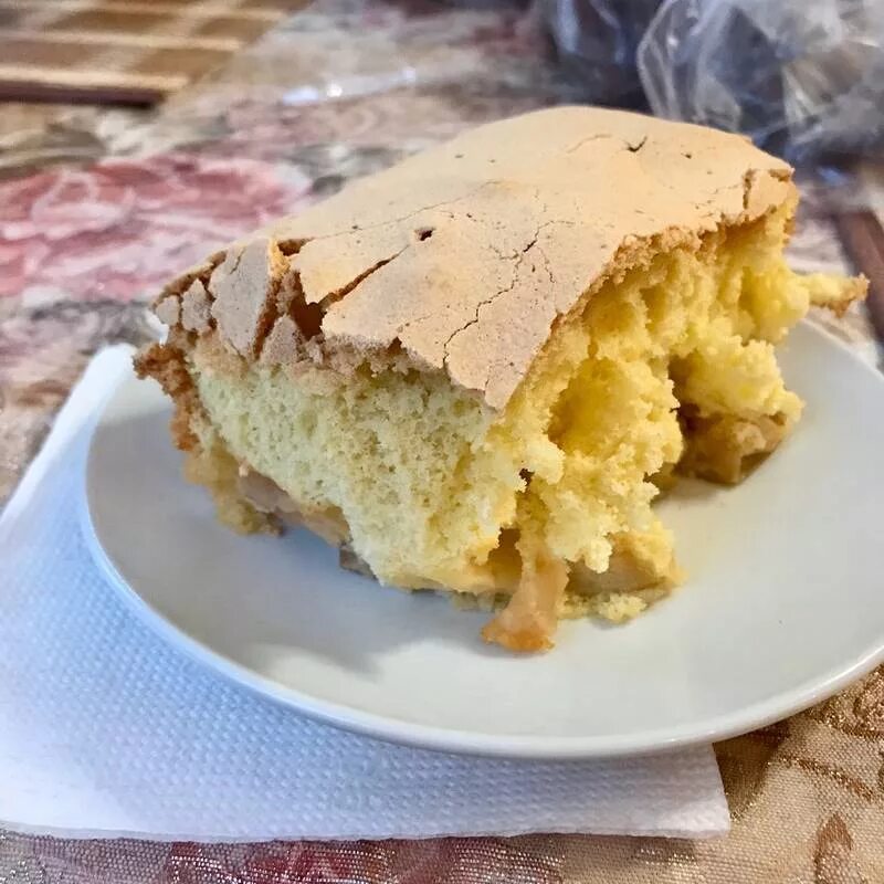 шарлотка с яблоками и корицей. рецепт хрустящей шарлотки. шарлотка с яблоками с хрустящей корочкой. шарлотка с хрустящей корочкой. шарлотка с яблоками с хрустящей корочкой.