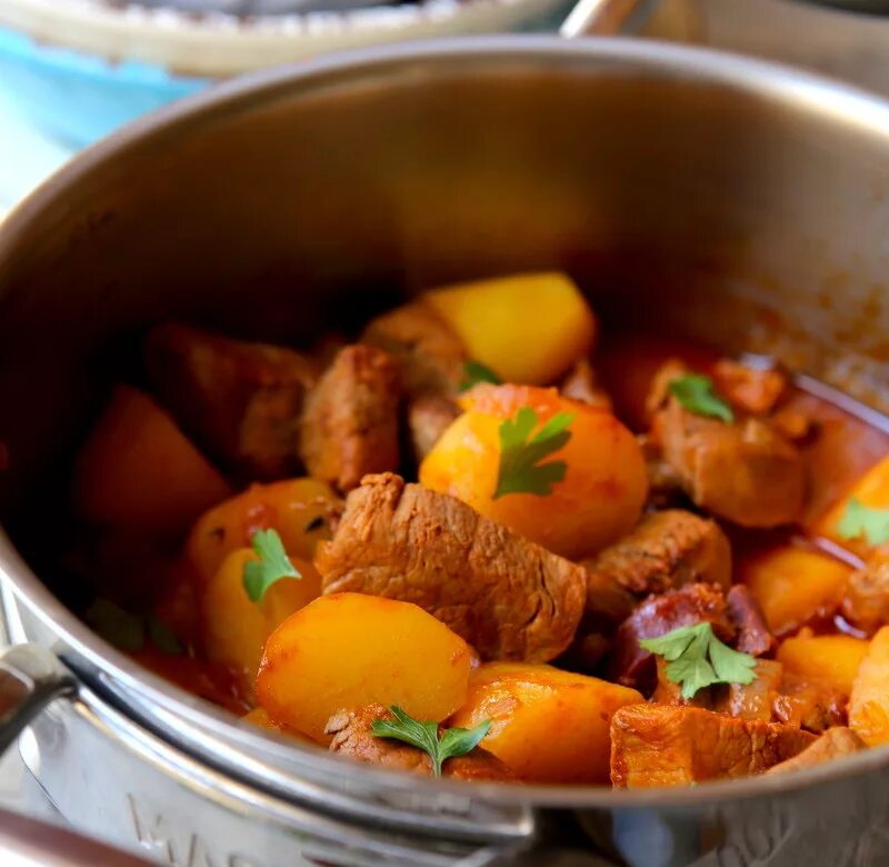 вкусное мясо с картошкой в кастрюле. тушёная картошка с мясом. картошка с мясом. говядина с картошкой. вкусное мясо с картошкой в кастрюле.