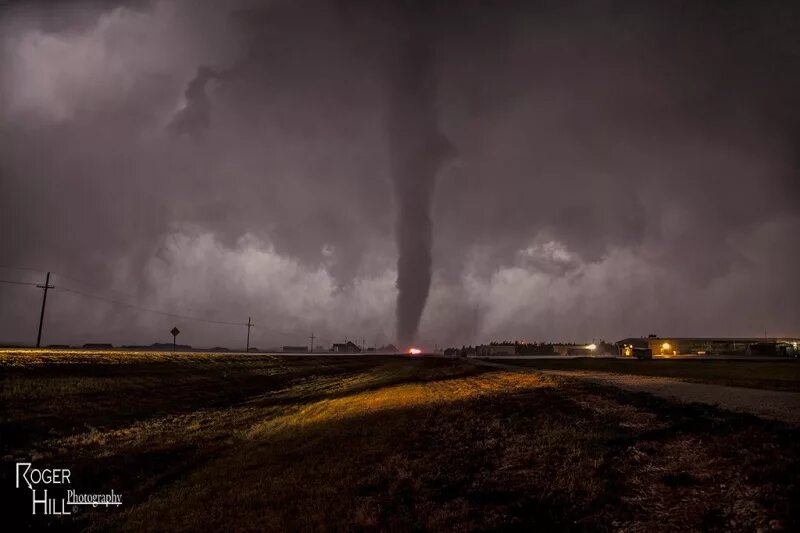 Massive tornado. Извержение вулкана пуйеуэ. Ночное торнадо. Водная торнадо водное торнадо. Гроза на море.