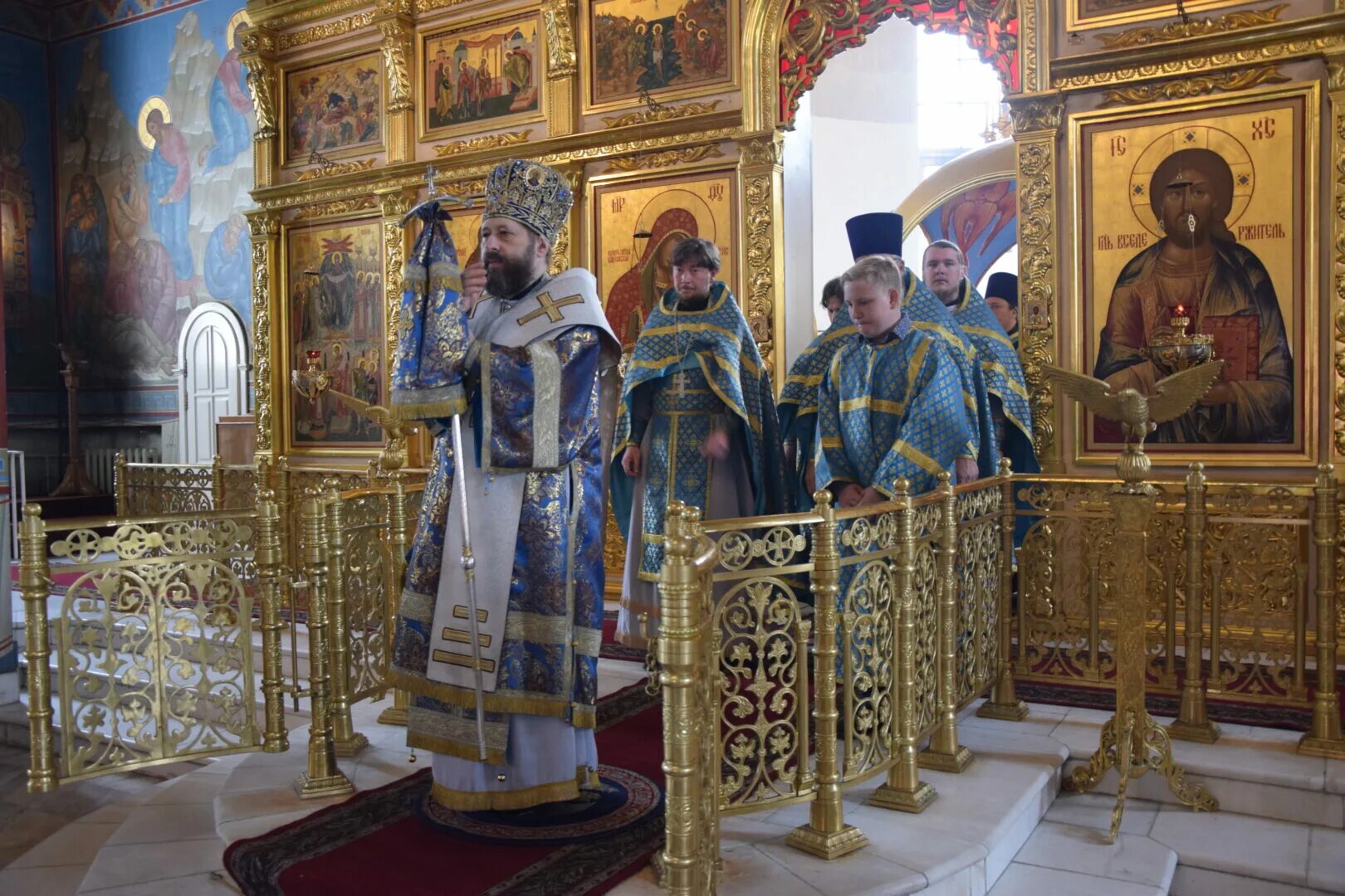 богослужения в храме троеручица