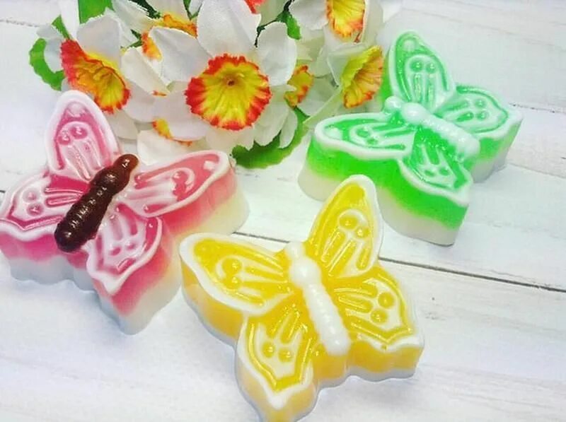 Мыло разной формы. Украшение из желе для торта. Мыло с вплавленными цветами. Мыло ручной работы рисунок. Мыловарение для начинающих.