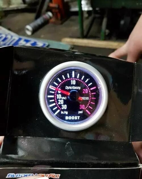 Датчик буста турбины. Датчик давления турбины в салон. Датчик давления турбины autogauge. Датчик буста турбины. Датчик давления турбины механический камаз.