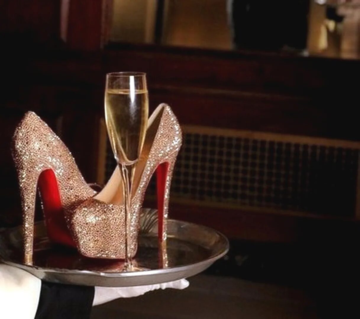 Скину туфли на кухне слушать. Kylie minogue high heels. Скину туфли на кухне слушать. Скину туфли на кухне слушать. Туфли jimmy choo на ногах.