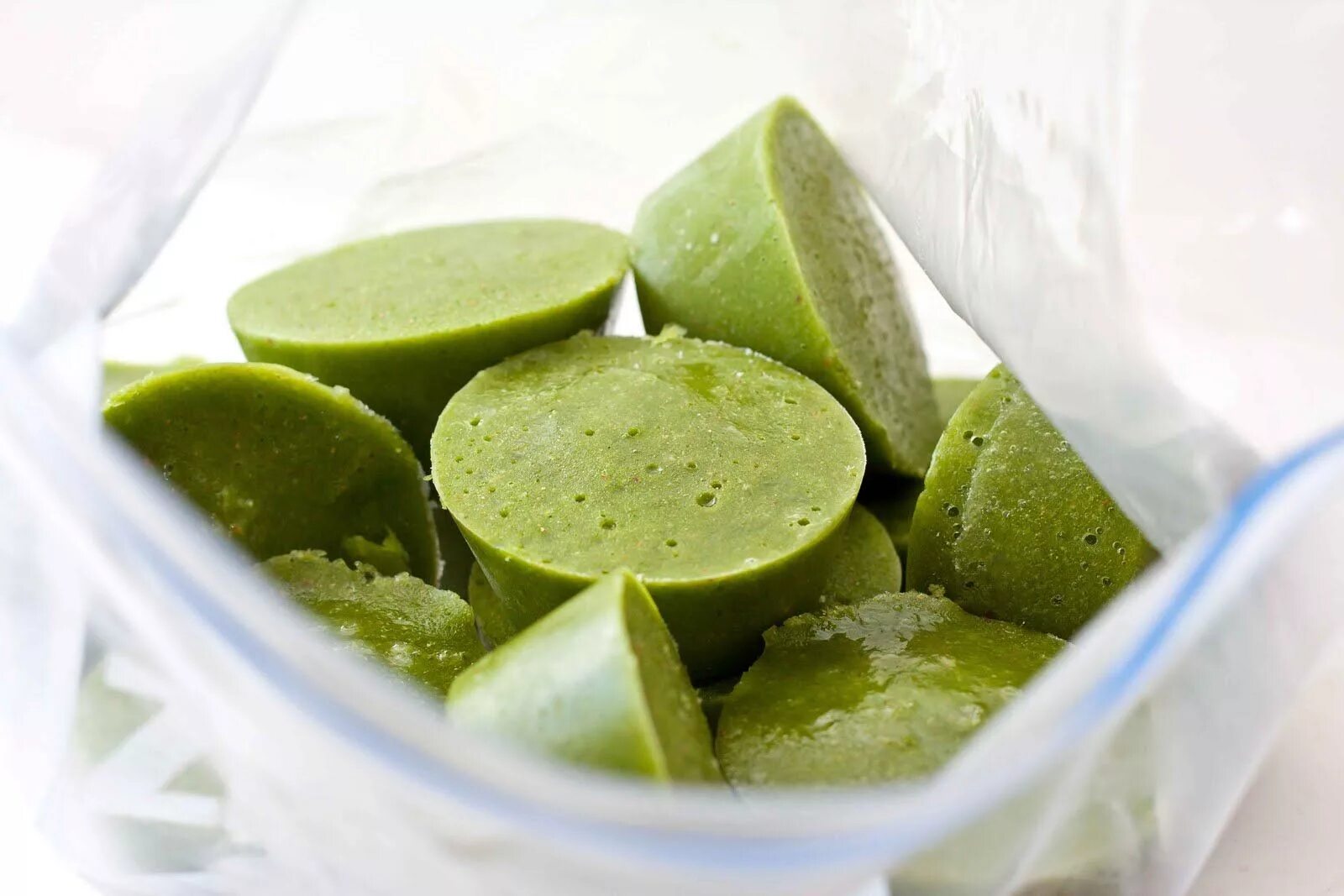 Можно ли замораживать щавель в морозилке. Заморозка зелени. Заморозка зелени на зиму. Заморозка зелени в формочках для льда. Зеленые продукты.