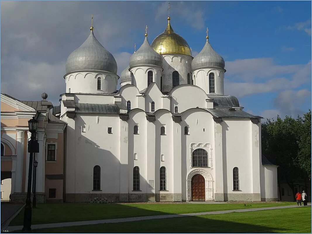 Храмы софии в киеве и новгороде. Софийский собор в киеве софийский собор в новгороде. Соборы святой софии в киеве и в новгороде. Софийский собор в новгороде в 11 веке. Храм святой софии в константинополе софии в киеве и новгороде.
