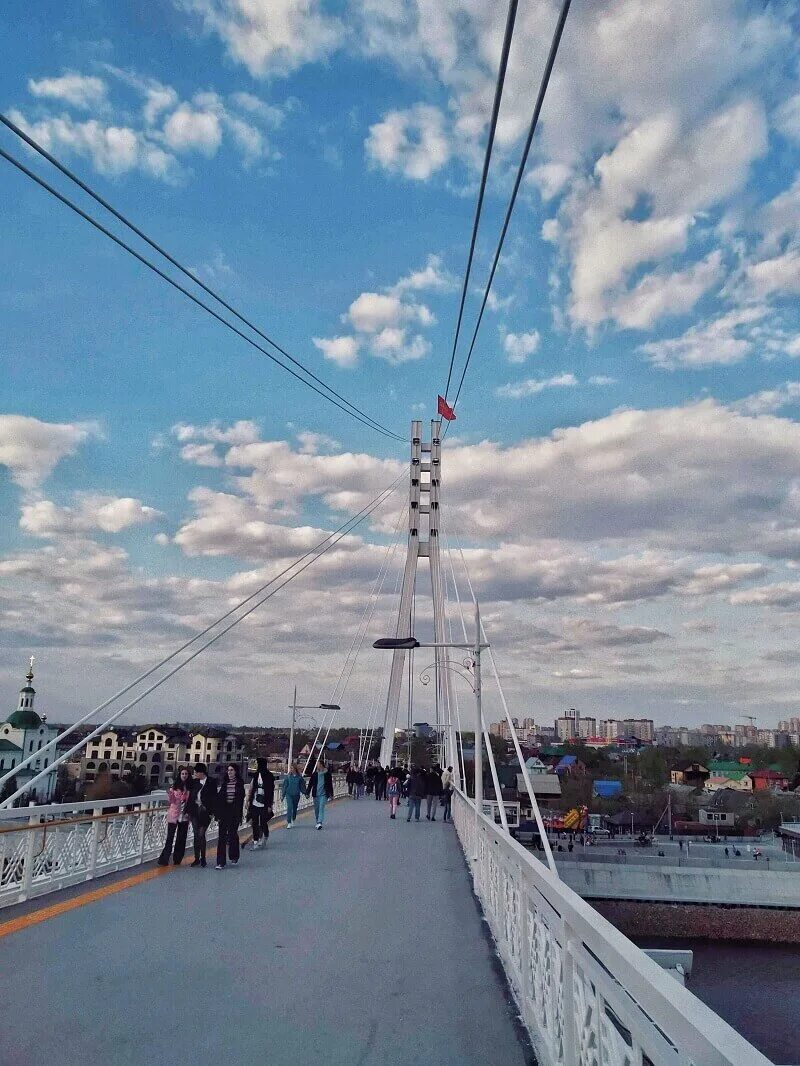 Набережная мост влюбленных. Мост влюбленных тюмень. пешеходный мост влюбленных в тюмени. достопримечательности тюмени мост влюбленных. тюмень мост влюбленных 2025.