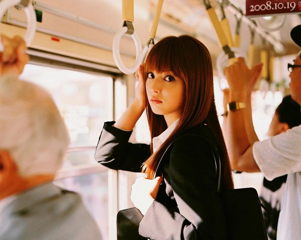 Японская мама автобусе. Нозоми Сасаки 2022. Японки в общественном транспорте. Японские девочки в общественном транспорте. Красивые девушки в общественном транспорте.